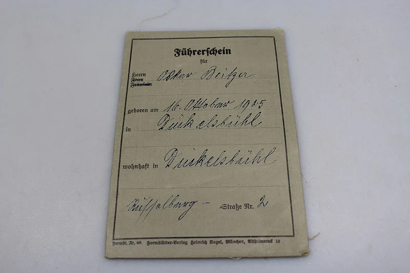 Paar ziviler und militärischer Führerschein der Wehrmacht