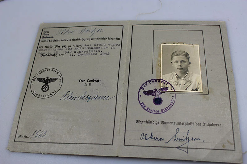 Paar ziviler und militärischer Führerschein der Wehrmacht