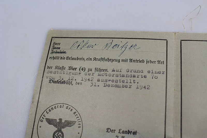 Paar ziviler und militärischer Führerschein der Wehrmacht