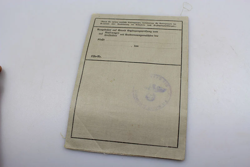 Paar ziviler und militärischer Führerschein der Wehrmacht