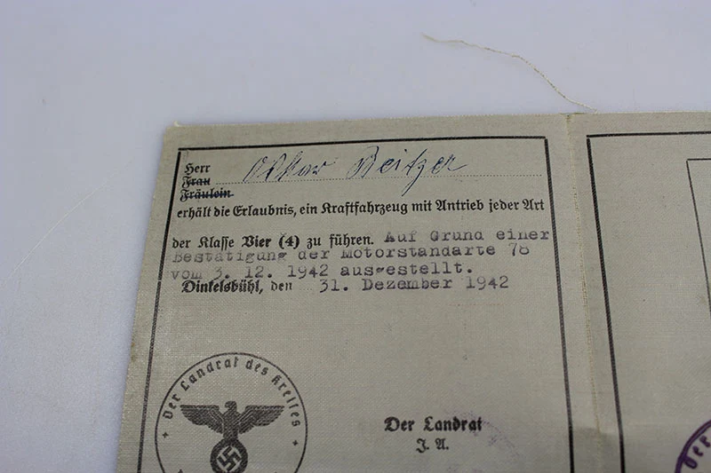 Paar ziviler und militärischer Führerschein der Wehrmacht