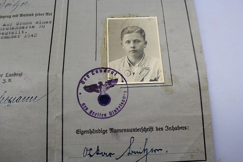 Paar ziviler und militärischer Führerschein der Wehrmacht