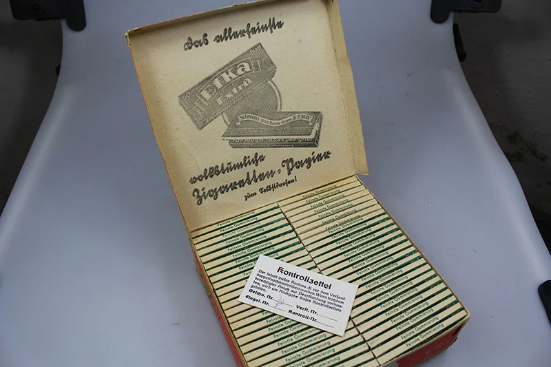Packung mit 100 Päckchen "Efka Piramiden" WW2 Blättchen