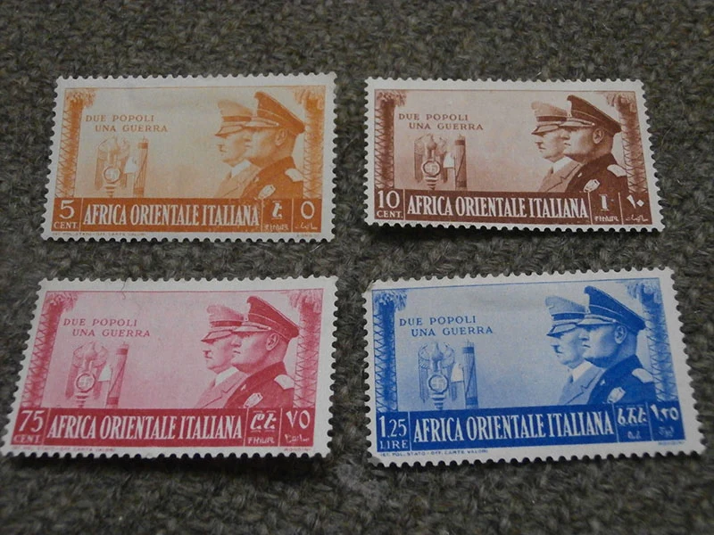 # 4 Briefmarken der AOI-Serie - "Zwei Völker, ein Krieg"