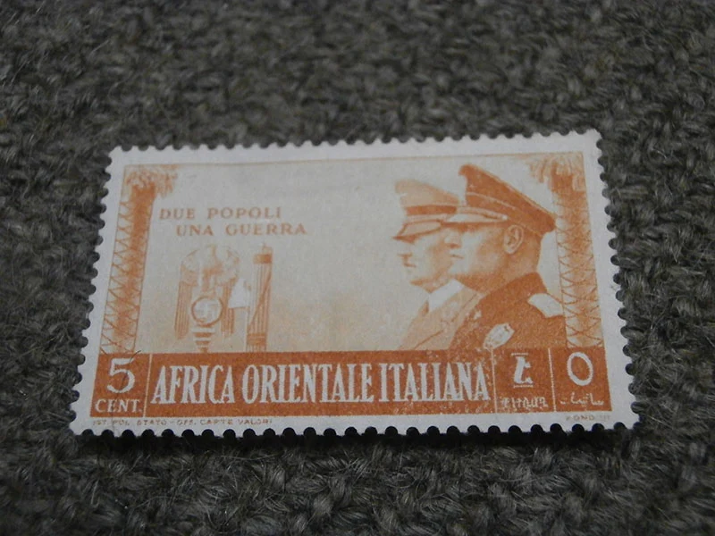 # 4 Briefmarken der AOI-Serie - "Zwei Völker, ein Krieg"