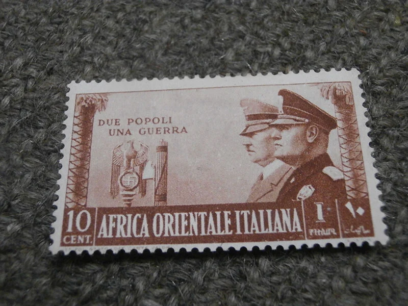 # 4 Briefmarken der AOI-Serie - "Zwei Völker, ein Krieg"