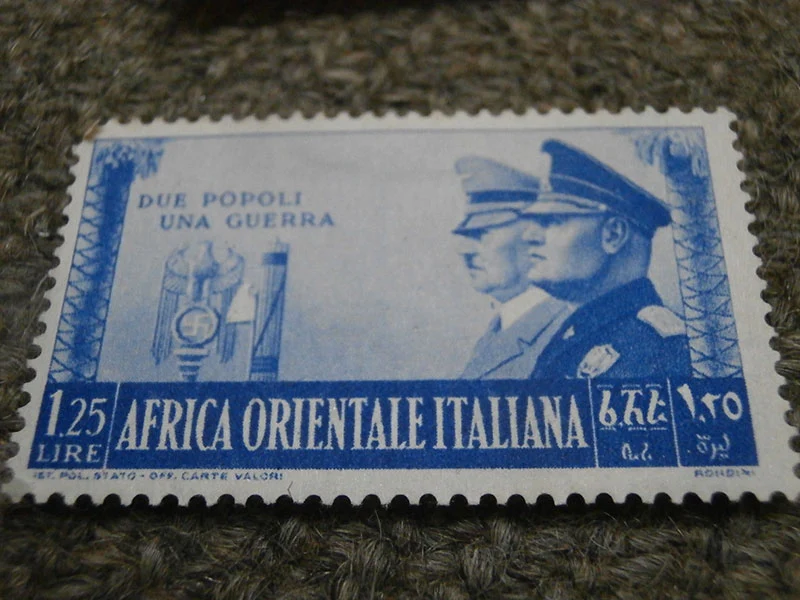 # 4 Briefmarken der AOI-Serie - "Zwei Völker, ein Krieg"