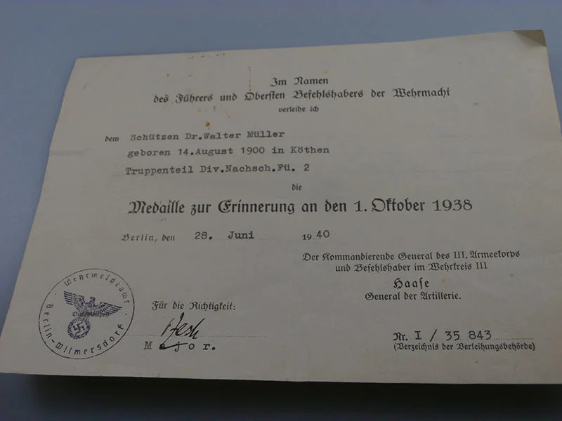 Medailleurkunde vom 1. Oktober 38 + weitere Dokumente