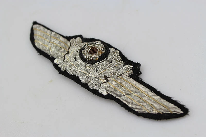 Schirmmütze Luftwaffenoffizier bestickter Kranz mit Kokarde