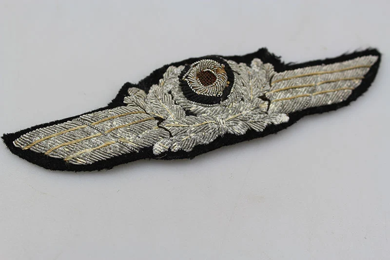 Schirmmütze Luftwaffenoffizier bestickter Kranz mit Kokarde
