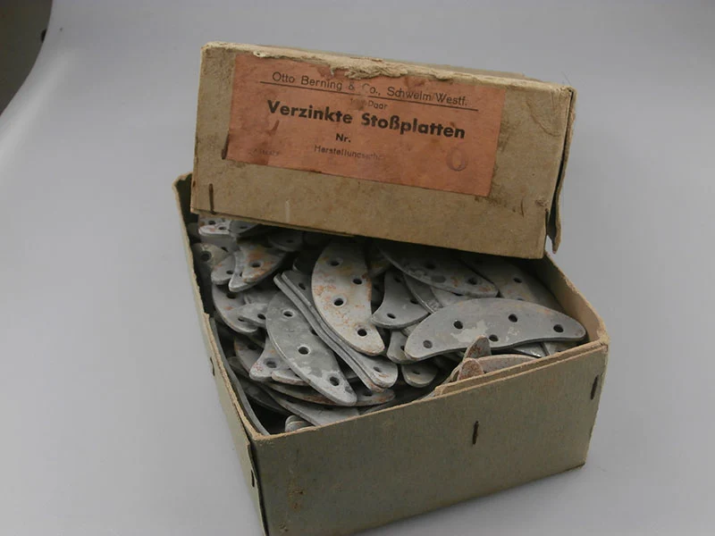 Paar Zehenkappen aus Metall aus dem 2. Weltkrieg