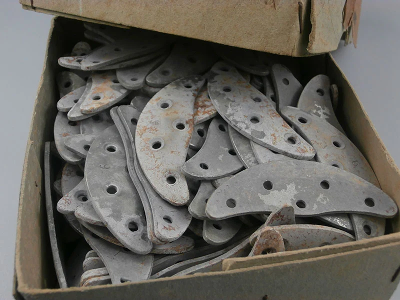 Paar Zehenkappen aus Metall aus dem 2. Weltkrieg