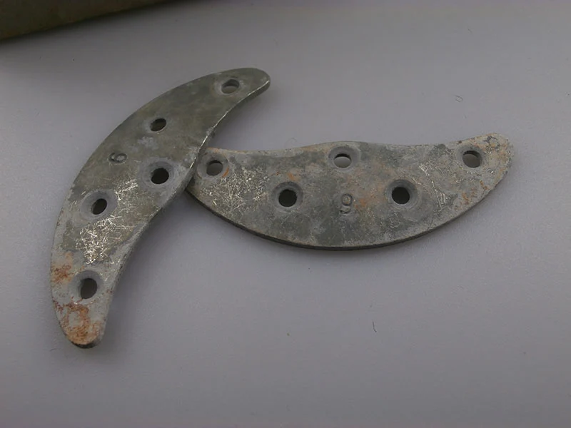 Paar Zehenkappen aus Metall aus dem 2. Weltkrieg