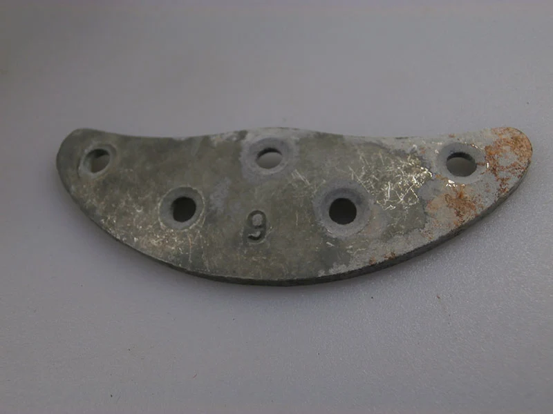 Paar Zehenkappen aus Metall aus dem 2. Weltkrieg