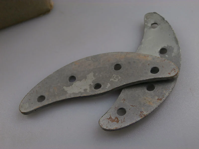 Paar Zehenkappen aus Metall aus dem 2. Weltkrieg