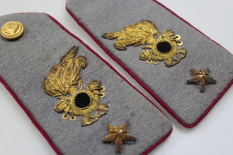 Paar weiße Schulterpolster der M.34-Jacke von Bersaglieri REI