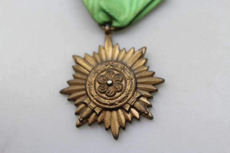 Ostvolksmedaille „Bronze“ 3. Klasse mit Schwertern