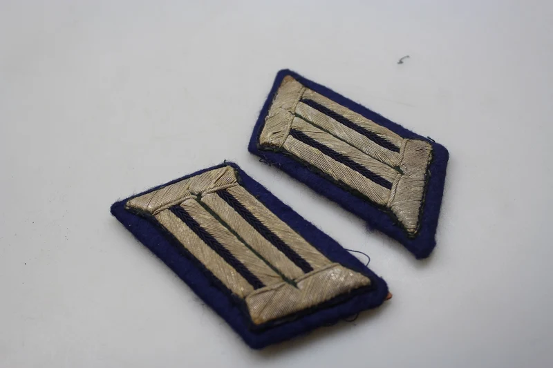 Paar Abzeichen für Sanitätsoffiziere der Wehrmacht aus dem Zweiten Weltkrieg