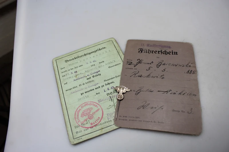 Doppelter Führerschein + NSKK-Anstecknadel