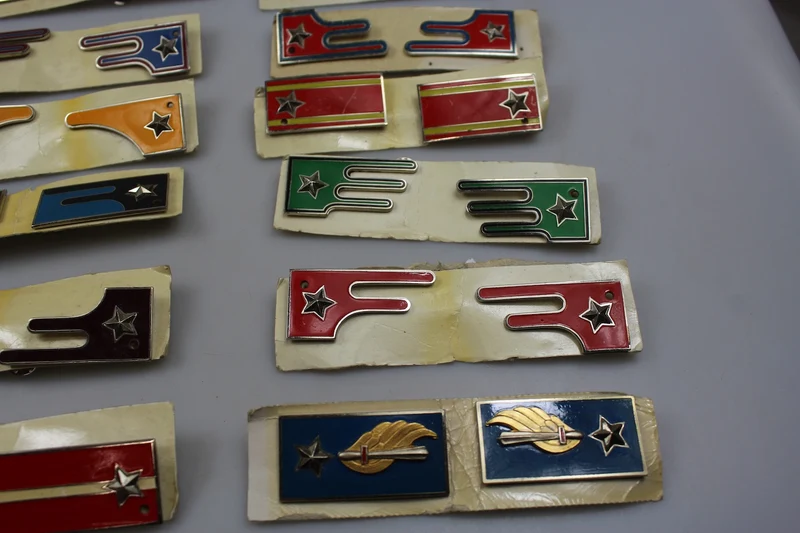 Konvolut von 12 Paar EI-Schultergurten aus den 70er und 90er Jahren