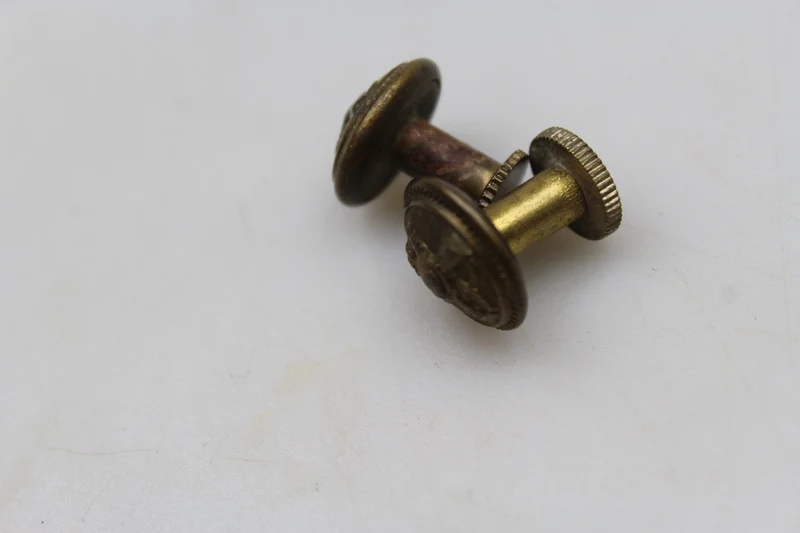 Paar Schraubknöpfe für Schulterriemen von Offizieren der Infanterie M.34 REI