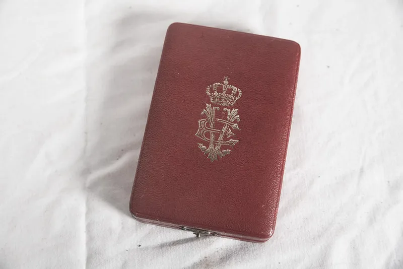 Ritterkreuz des Ordens der Krone von Italien (Urkunde und Schachtel)