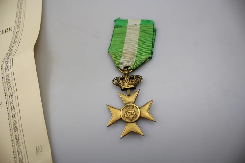 Goldenes Kreuz mit Krone XXV Dienstjahre mit Urkunde