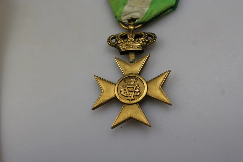 Goldenes Kreuz mit Krone XXV Dienstjahre mit Urkunde
