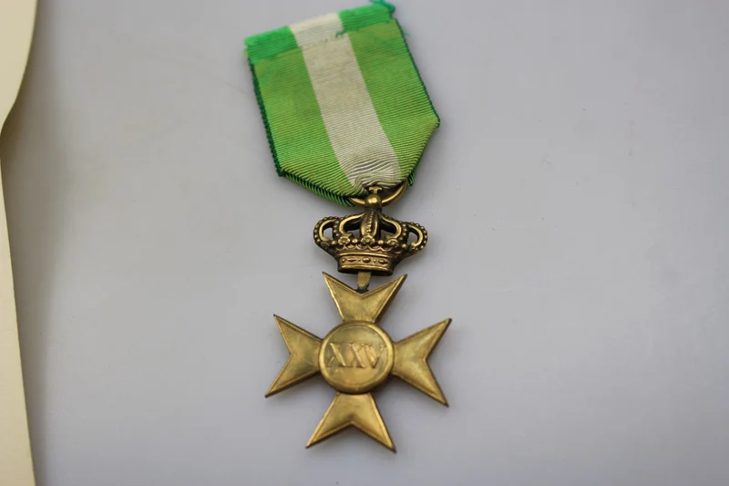 Goldenes Kreuz mit Krone XXV Dienstjahre mit Urkunde