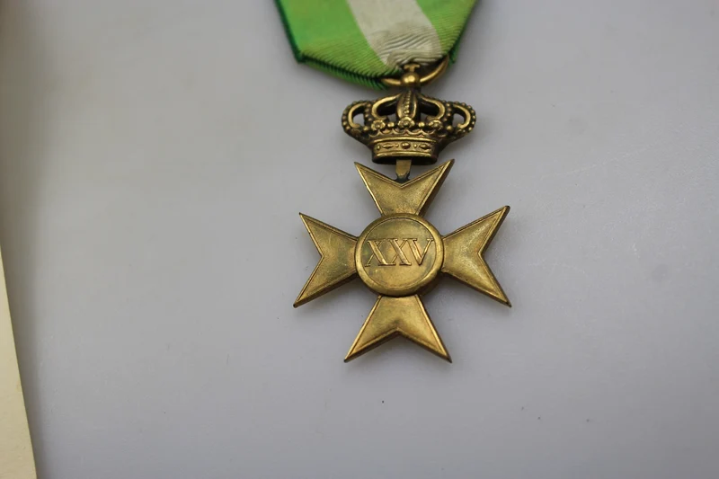 Goldenes Kreuz mit Krone XXV Dienstjahre mit Urkunde