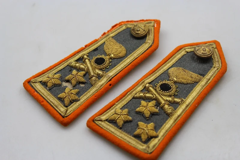 Paar REI Colonel Schulterpolster für die weiße Sommerjacke aus dem 2. Weltkrieg