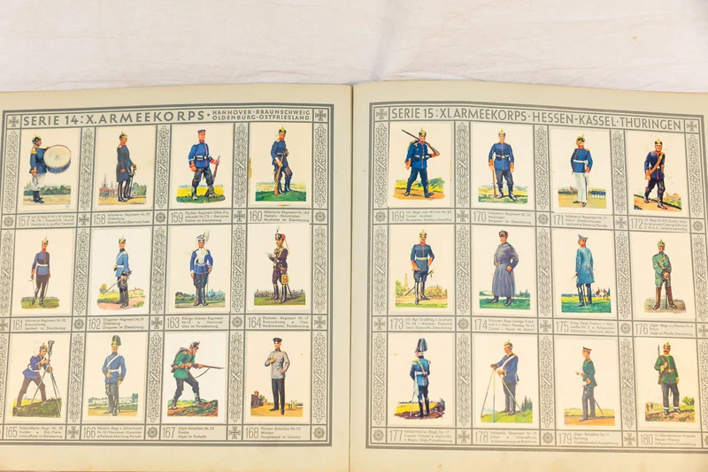Stickeralbum "Uniformen der Alten Armee".