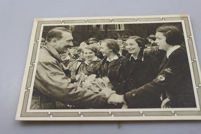 Postkarte „Adolf Hitler mit BDM“