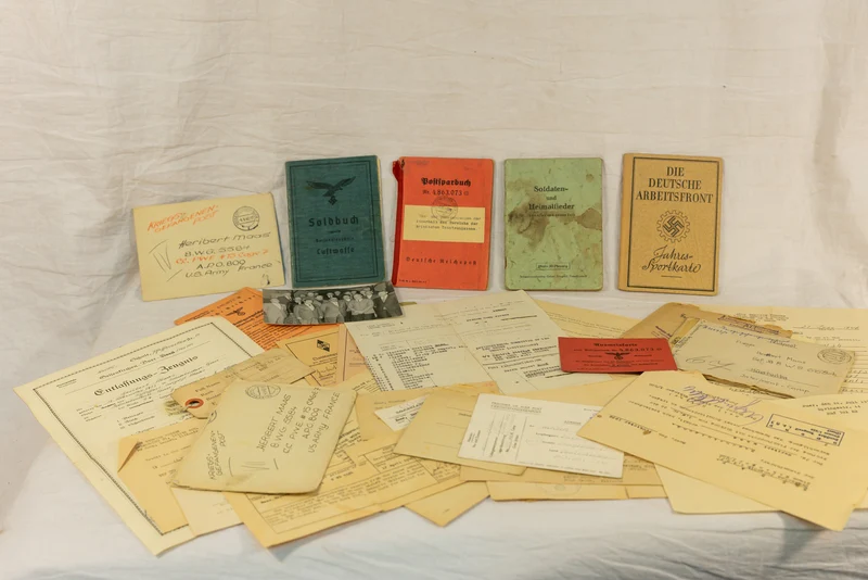 Konvolut Luftwaffe DAK mit Soldbuch italienisch-deutscher Medaille