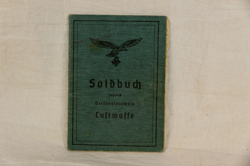 Konvolut Luftwaffe DAK mit Soldbuch italienisch-deutscher Medaille