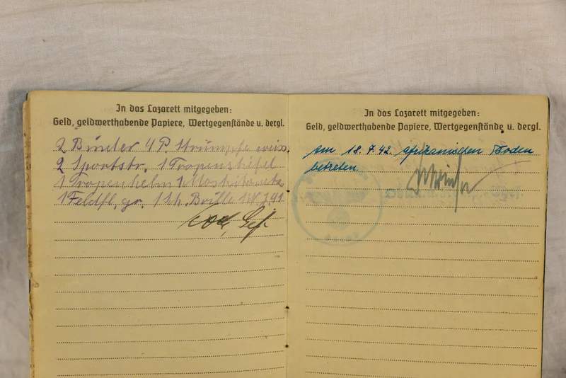 Konvolut Luftwaffe DAK mit Soldbuch italienisch-deutscher Medaille