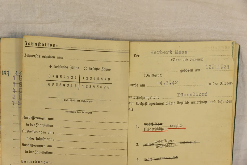 Konvolut Luftwaffe DAK mit Soldbuch italienisch-deutscher Medaille