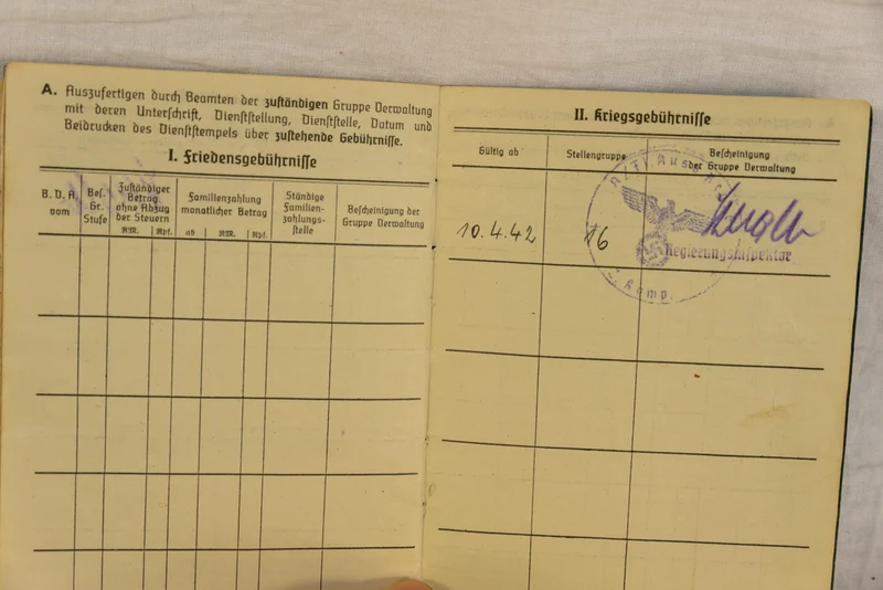 Konvolut Luftwaffe DAK mit Soldbuch italienisch-deutscher Medaille