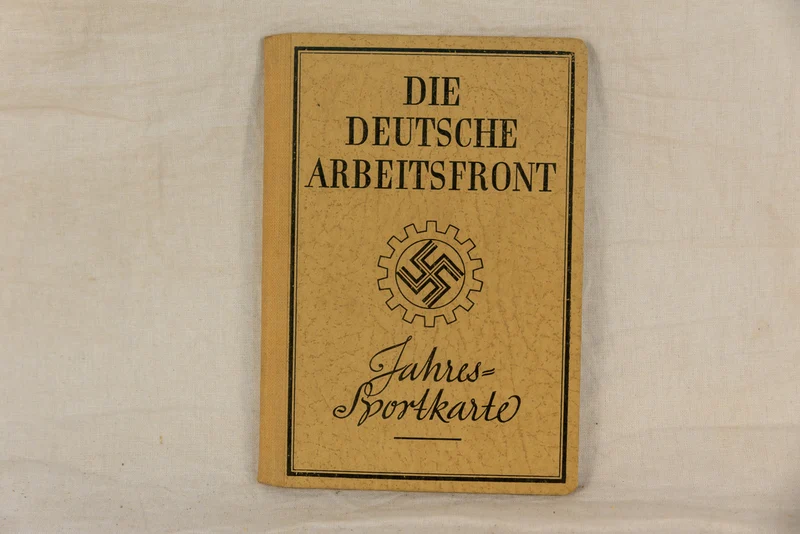Konvolut Luftwaffe DAK mit Soldbuch italienisch-deutscher Medaille
