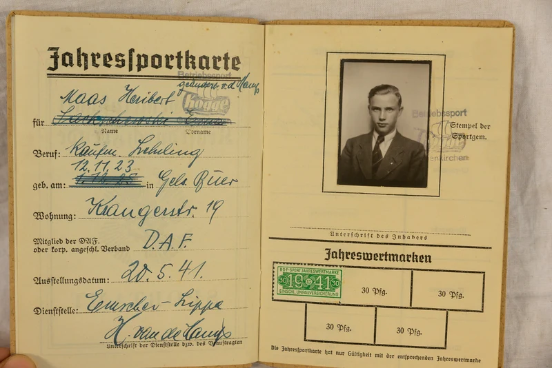 Konvolut Luftwaffe DAK mit Soldbuch italienisch-deutscher Medaille
