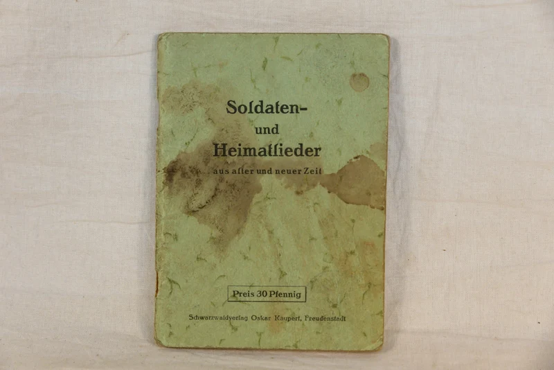 Konvolut Luftwaffe DAK mit Soldbuch italienisch-deutscher Medaille