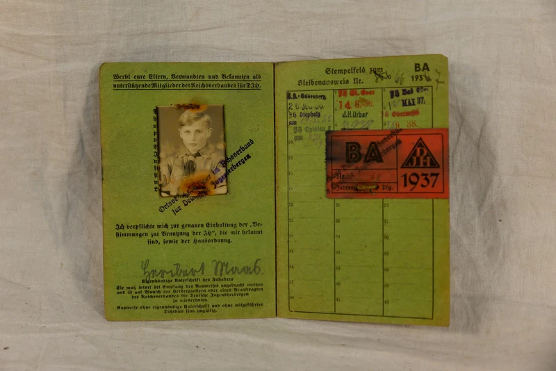 Konvolut Luftwaffe DAK mit Soldbuch italienisch-deutscher Medaille