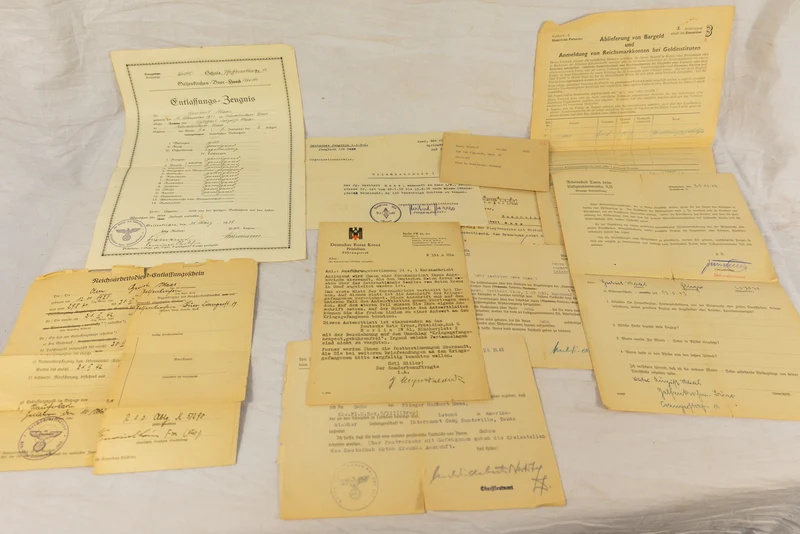 Konvolut Luftwaffe DAK mit Soldbuch italienisch-deutscher Medaille