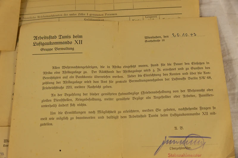 Konvolut Luftwaffe DAK mit Soldbuch italienisch-deutscher Medaille