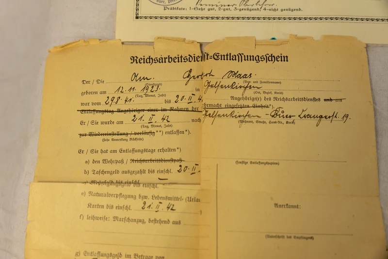 Konvolut Luftwaffe DAK mit Soldbuch italienisch-deutscher Medaille