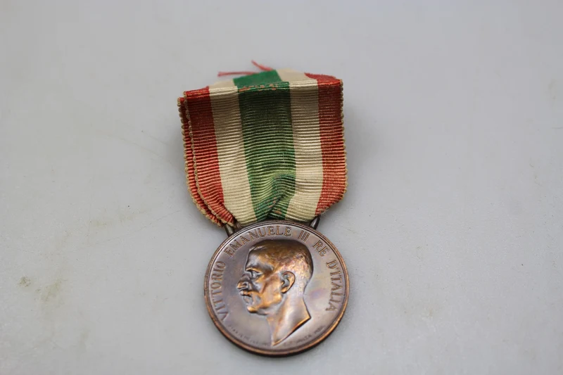 Medaille der Einheit Italiens mit Pergamenturkunde