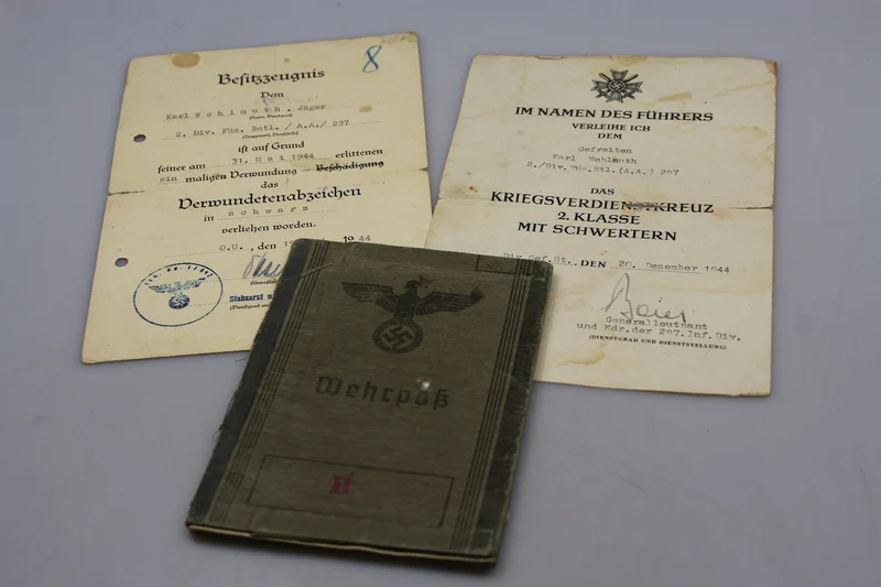 Wehrpass mit zwei Urkunden zum 2. Weltkrieg