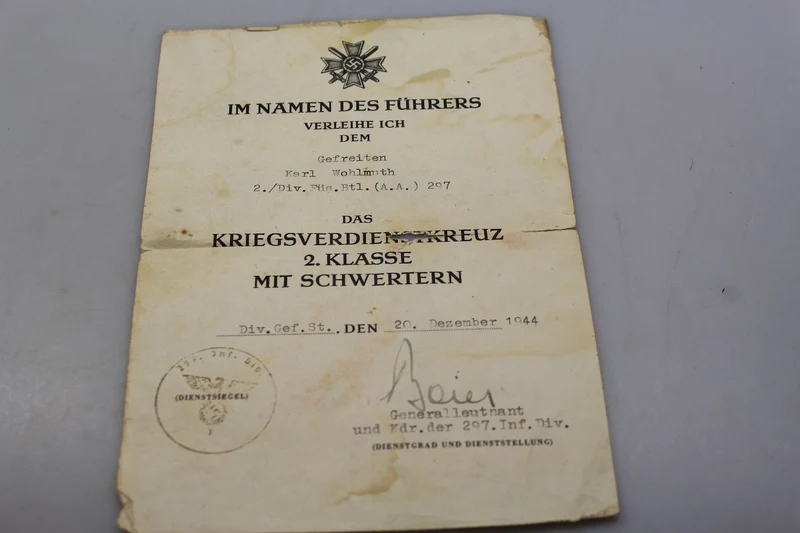 Wehrpass mit zwei Urkunden zum 2. Weltkrieg