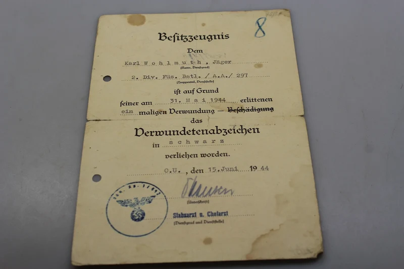 Wehrpass mit zwei Urkunden zum 2. Weltkrieg