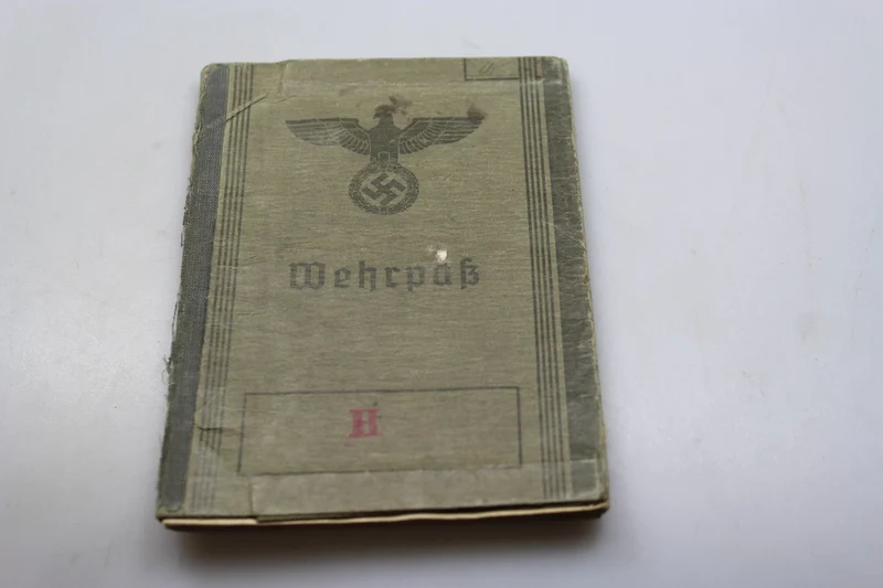Wehrpass mit zwei Urkunden zum 2. Weltkrieg